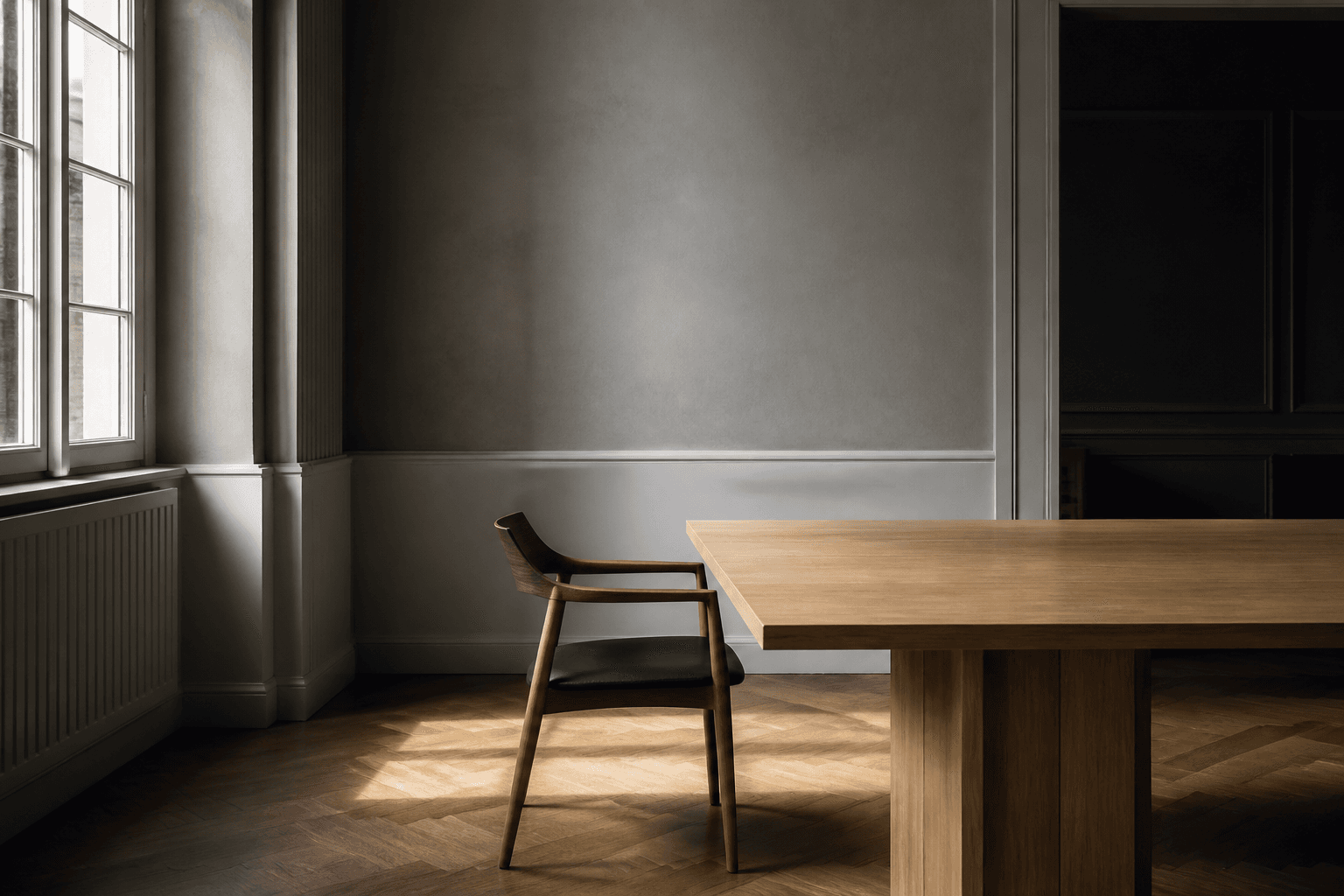 Leerer Besprechungsraum mit Holztisch und Nordlicht.